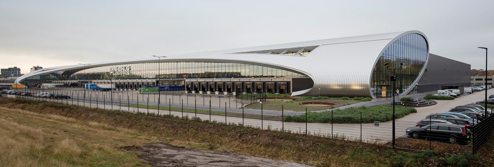 ConceptFolding 77 Schuifsystemen en ConceptWall 50 Glasgevels - Warehouse DC New Logic III gelegen in Tilburg, Nederland