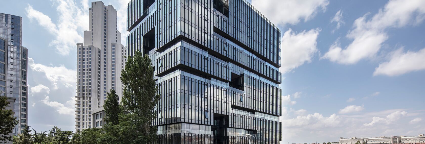 ConceptWall 60 Glasgevels, HiFinity Schuifsystemen en ConceptSystem 68 Deuren - Appartementencomplex Now Bomonti gelegen in Istanbul, Turkije