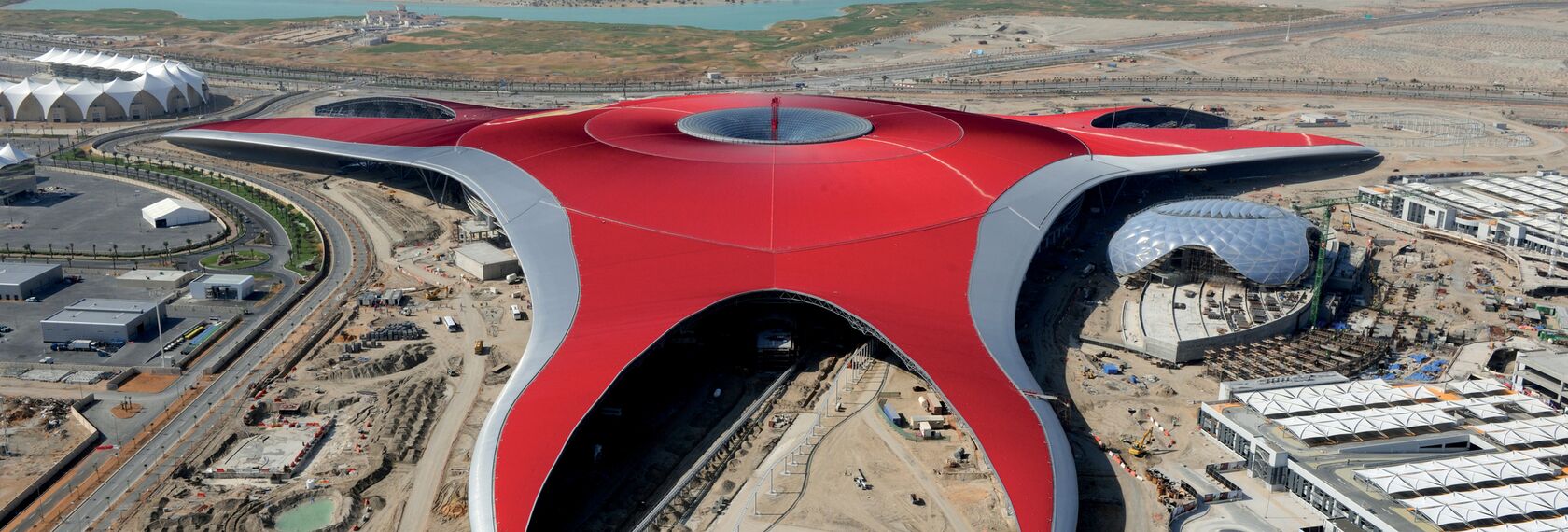 ConceptWall 86 Murs rideaux - Ferrari World Abu Dhabi situé à Abu Dhabi, Émirats arabes unis
