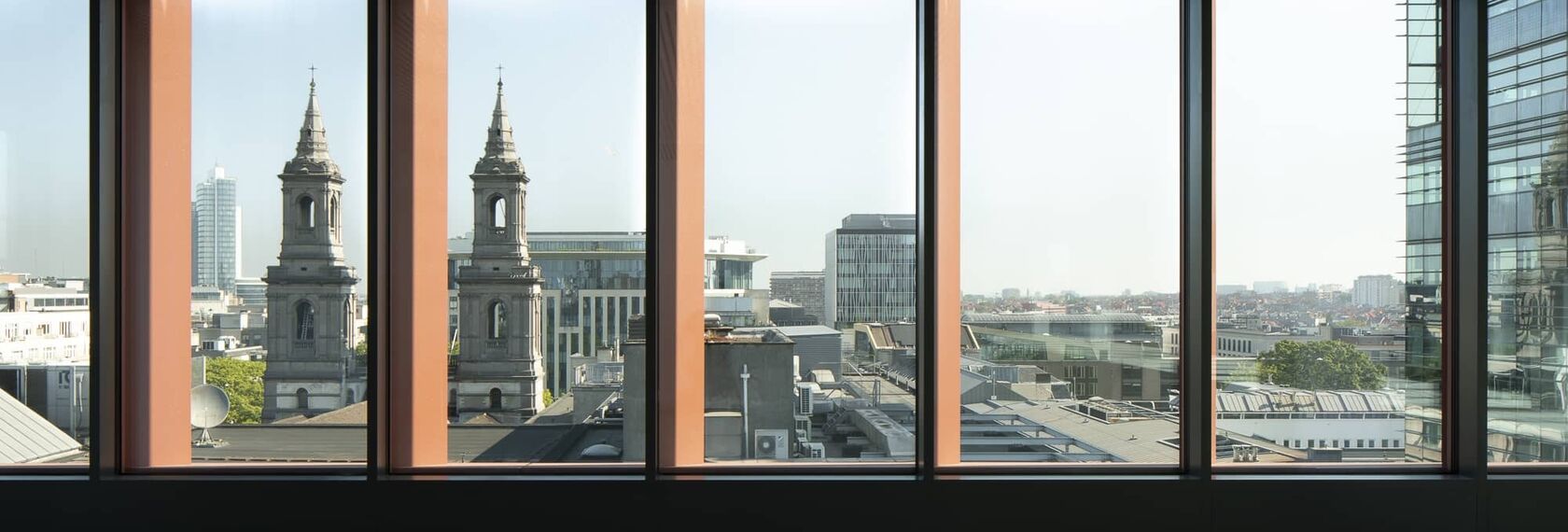 ConceptWall 50 Glasgevels, MasterLine 8 Ramen, ConceptSystem 77 Deuren en CS 77 Fire Proof Deuren - Expressief gevelontwerp voor kantoorgebouw Science 12 in Brussel gelegen in Brussels, België