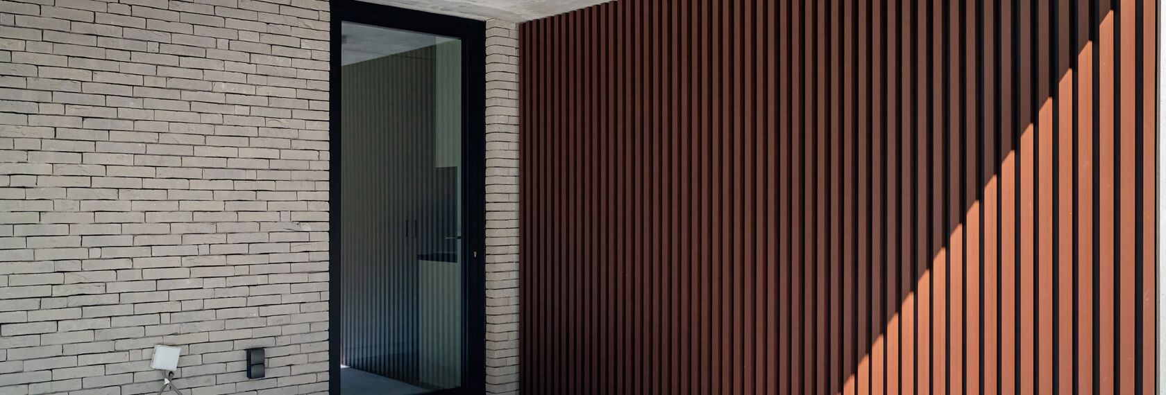 Terrasse d’une villa moderne avec porte coulissante MasterPatio