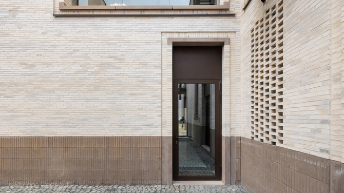 Deur van gebouw De Dams in Antwerpen