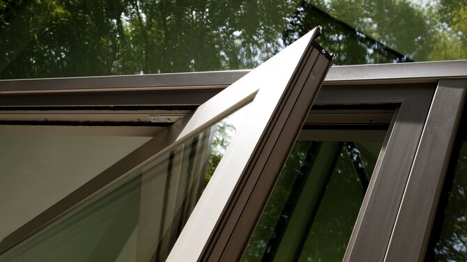 Reynaers Aluminium pivotdeur op een kier