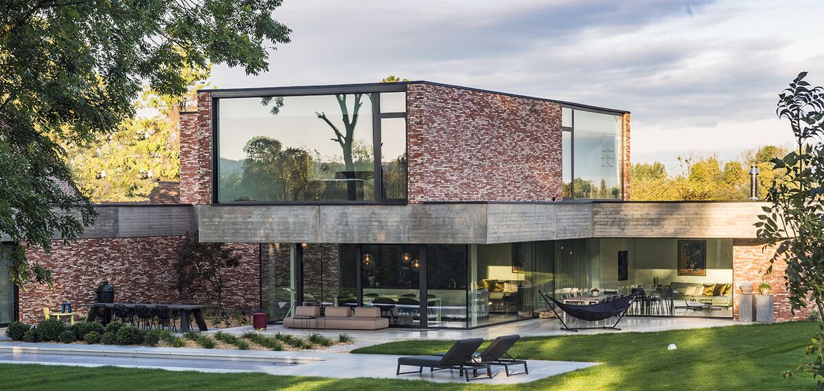 Moderne villa in het groen met aluminium ramen en deuren