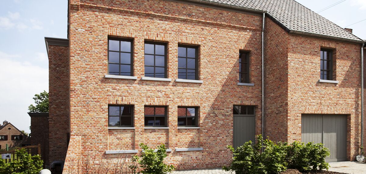 Landelijke woning met aluminium ramen en voordeur
