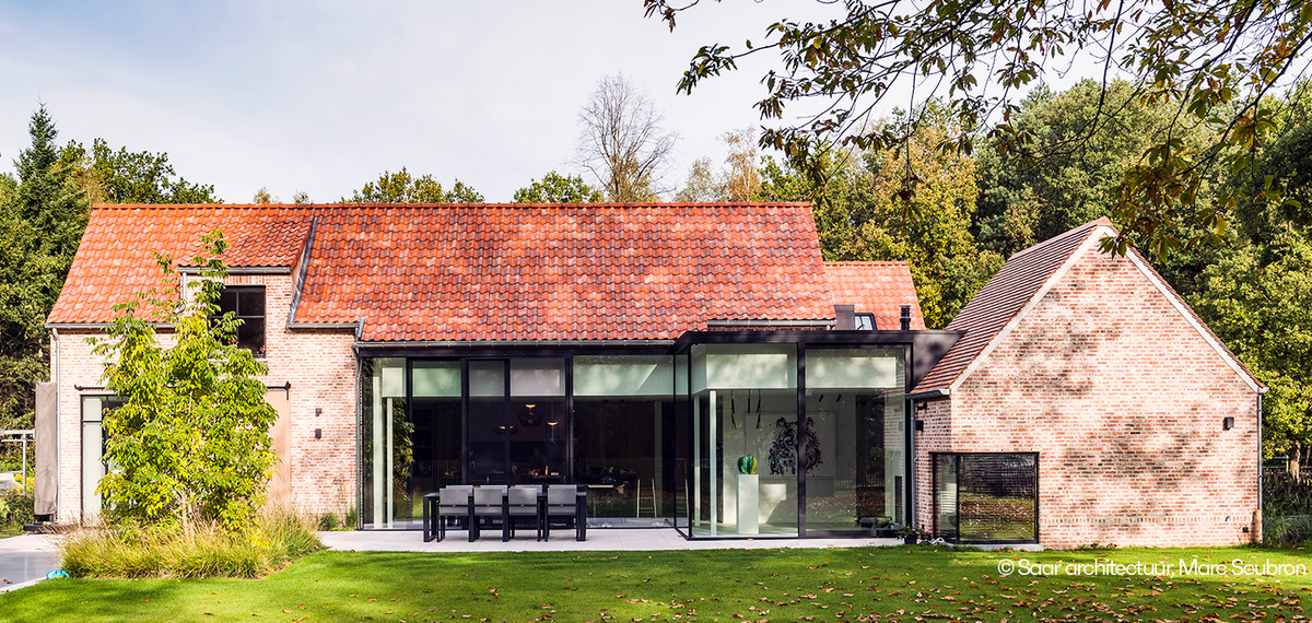 Landelijke woning met zwarte aluminium veranda