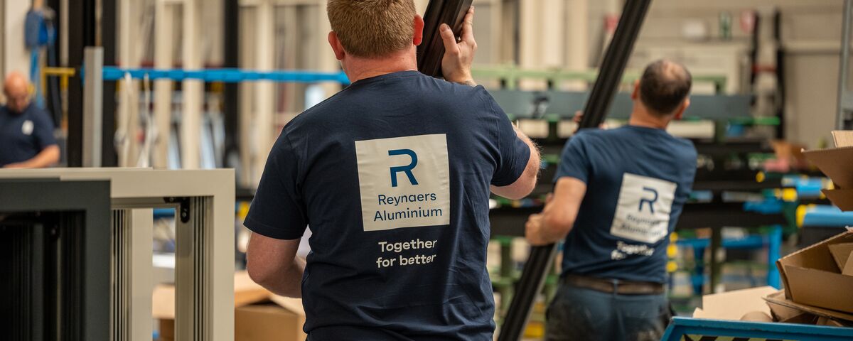 Reynaers Aluminium vakmannen dragen een raamkader