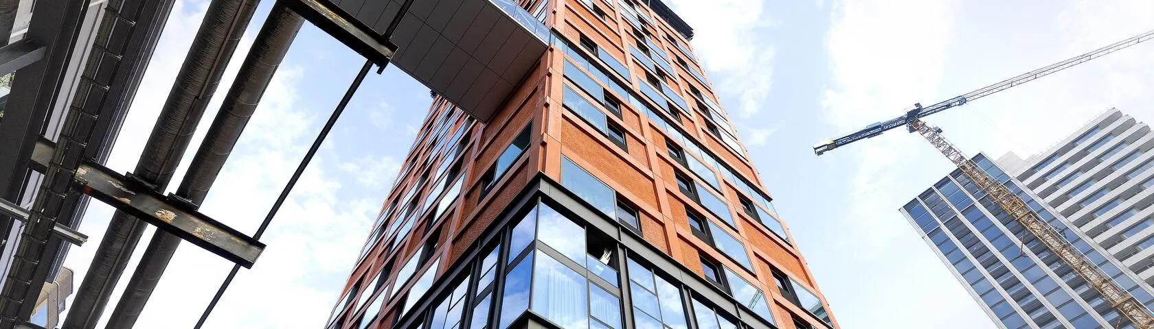 Vue inclinée d’un immeuble de grande hauteur orange.