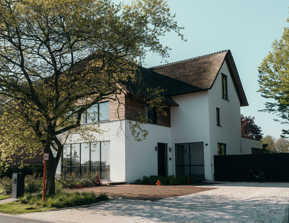 Villa met rieten dak en steellook aluminium ramen