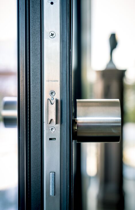 Zij-aanzicht van aluminium voordeur