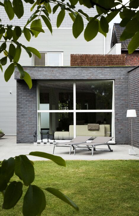 Moderne woning met aluminium ramen met kruishouten