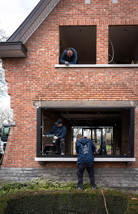 Glazen erker wordt vervangen door Reynaers Aluminium vakmannen