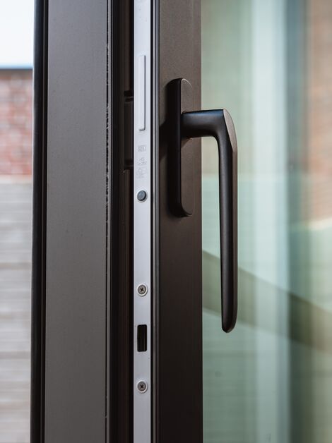 Close-up van Reynaers Aluminium hefschuifraam