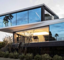 Maison moderne avec de grandes fenêtres en Reynaers Aluminium et un design élégant et minimaliste.
