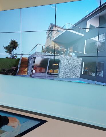 World of Reynaers software installed in modern showroom.