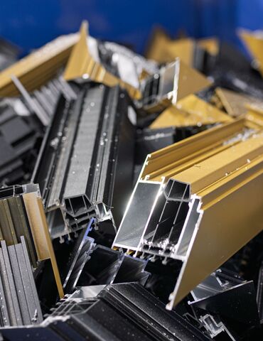 Aluminium profiel schroot in blauwe container