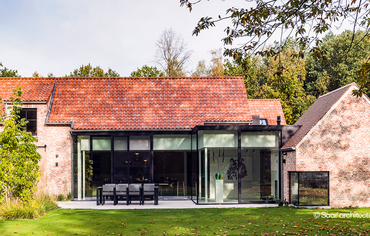 Landelijke woning met zwarte aluminium veranda