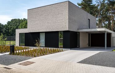 Villa moderne avec portes et fenêtres Reynaers Aluminium et bardage de façade
